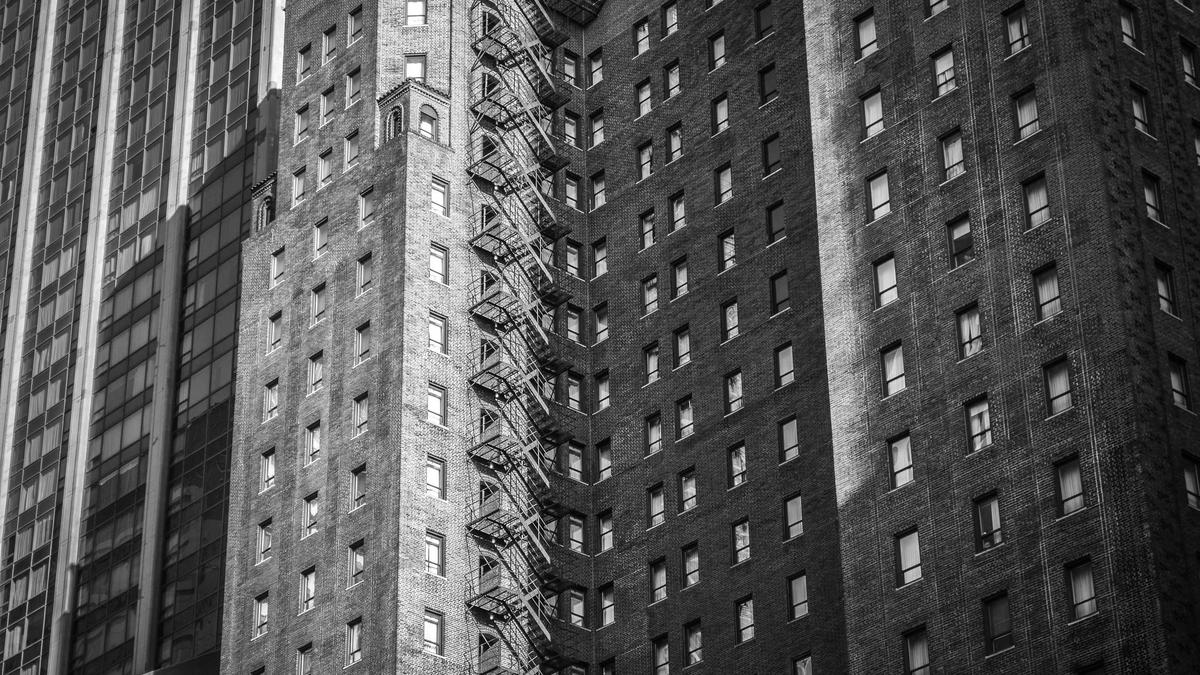 Entwickler prüft Web-Suche und Gateway-Konsole auf einem Remote-Mac