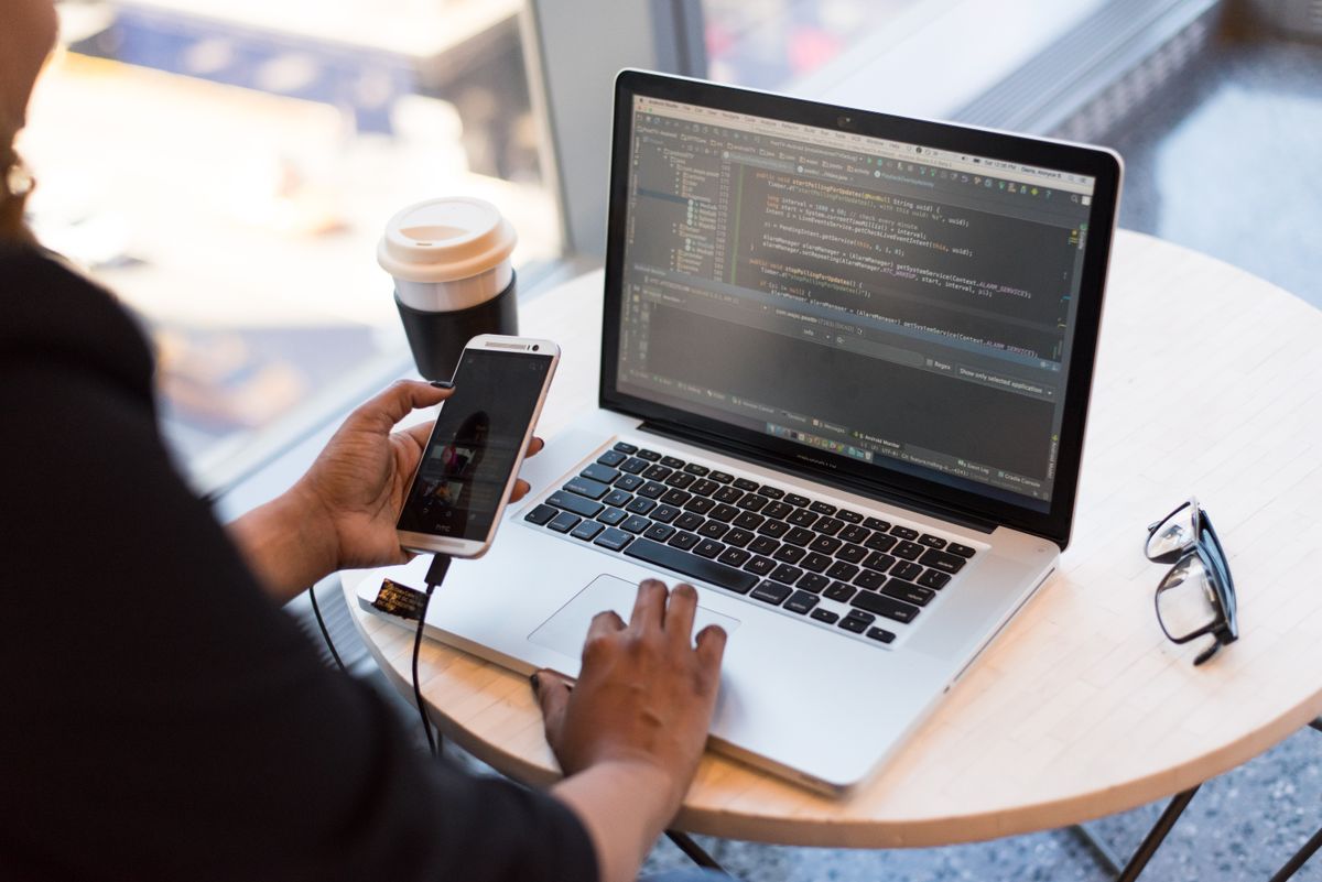 2026 : Faut-il choisir un Mac ou un Windows pour apprendre la programmation ?